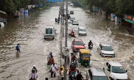 दिल्ली में यमुना का जलस्तर खतरे के निशान से ऊपर, सड़कों पर समंदर जैसा नजारा