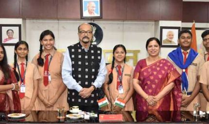 राज्यपाल से मिले हाई स्कूल के विद्यार्थी