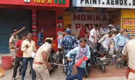 राशन डीलरों का प्रदर्शन बेकाबू, पुलिस ने भांजी लाठियां