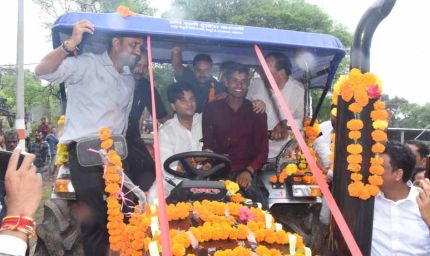 शिवपुरी में बाढ़ राहत: ग्रामीणों को बचाने युवक ने लगाई जान की बाजी, ट्रैक्टर से पहुंचे सिंधिया