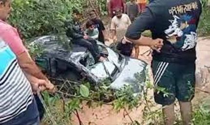 गूगल मैप की चूक से कार बरसाती नदी में गिरी, छात्रों की जान बचाई शीशा तोड़कर