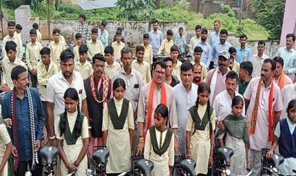 अनुसूचित जाति कल्याण मंत्री चौहान ने अलीराजपुर में किया नि:शुल्क साइकिल वितरण