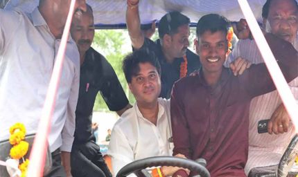 शिवपुरी में बाढ़ प्रभावितों की जान बचाने वाले को केंद्रीय मंत्री सिंधिया ने गिफ्ट किया ट्रैक्टर