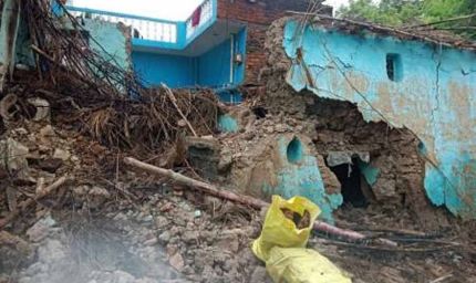सरायकेला में बारिश का कहर: कच्चा मकान ढहा, मां-बेटे की मौत, 8 घायल