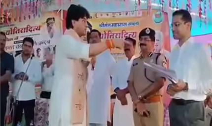 कलेक्टर आदित्य सिंह के मुरीद हुए ज्योतिरादित्य सिंधिया, मंच पर भरी तालियों से हैरान हुए नेता