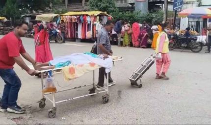 सड़क पर ऑक्सीजन लगे स्ट्रेचर से गुजरा मरीज, स्वास्थ्य मंत्री ने अधिकारियों को लगाई फटकार