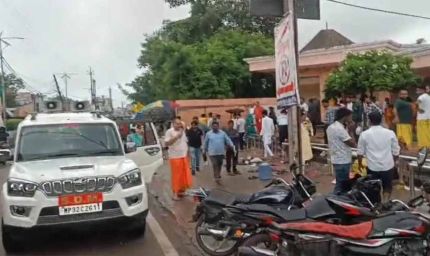 SDM का अलग अंदाज़: लुंगी पहन पहुंचे अतिक्रमण हटाने, हाथ में माइक से किया ऐलान