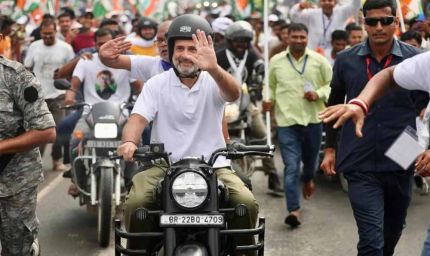 बिहार की बुलेट पर सवार दिखे राहुल गांधी, पीछे कांग्रेस अध्यक्ष राजेश कुमार बिना हेलमेट