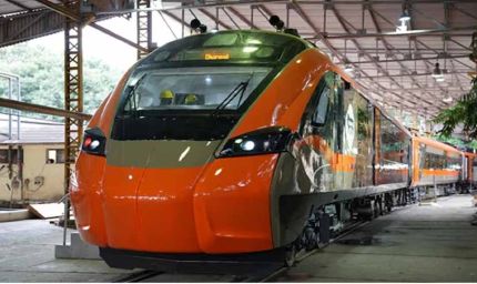 मुंबई-गांधीनगर वंदे भारत का नया शेड्यूल जारी, 8 स्टेशनों पर मिलेगा ठहराव