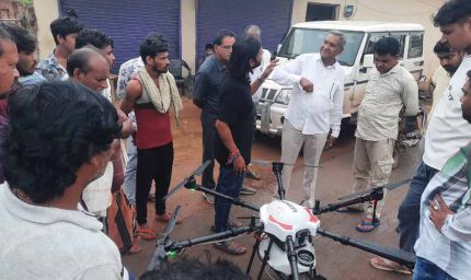 ड्रोन तकनीक से किया जा रहा है, नैनो यूरिया का छिड़काव