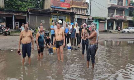 जगह-जगह गड्ढों से त्रस्त व्यापारी, पानी से भरे गड्ढों में नहा कर जताया विरोध