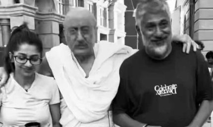 अनुपम खेर ने ‘द बंगाल फाइल्स’ से शेयर किया ‘बापू’ वाला लुक, विवेक रंजन अग्निहोत्री भी दिखे साथ