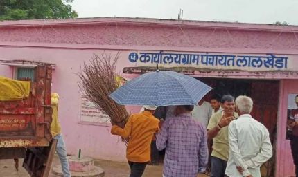 खरगोन: गांव में मुक्ति धाम नहीं, पंचायत गेट पर किया गया अंतिम संस्कार