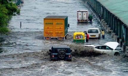 जम्मू से गुजरात तक भारी बारिश का कहर, राजस्थान में 91 की मौत, मुंबई में उड़ानों पर असर