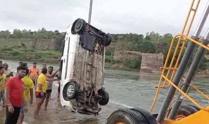 चेतावनी के बावजूद कार नदी में उतारी, कालीसिंध में बहे चार युवक,  दो के शव बरामद