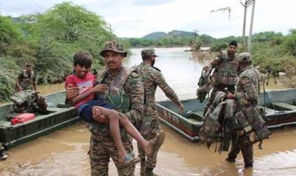 बाढ़ में फंसे लोगों की जिंदगी बचाने उतरी सेना, 41 ग्रामीणों को दिलाई सुरक्षित राह