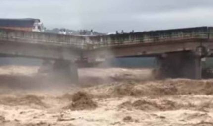 पठानकोट के कई हिस्सों में बाढ़, पठानकोट-जालंधर राष्ट्रीय राजमार्ग पर बना पुराना पुल चक्की नदी में बहा