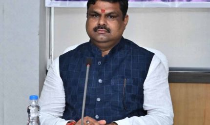 रायपुर : शिक्षा विभाग के अधिकारी शिक्षण कार्य को सर्वोच्च प्राथमिकता दें : मंत्री गजेन्द्र यादव