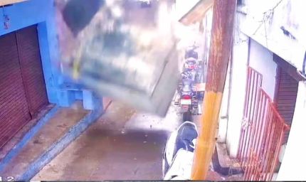 शाजापुर में होटल का शौचालय गिरा, नीचे खड़ी स्कूटी चकनाचूर