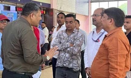 यात्रियों की शिकायत पर तुरंत एक्शन: Sr. DCM ने ‘नायक’ फिल्म की तर्ज पर हटाए CRS