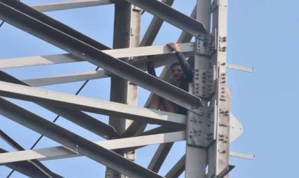 हाईटेंशन लाइन के टावर पर चढ़ी युवती, प्रेमी से नाराज़गी में घंटों किया ड्रामा