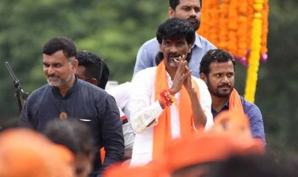 BMC चुनाव से पहले मनोज जरांगे ने बढ़ाई सरकार की टेंशन, फडणवीस के मंत्रियों का दल मनाने पहुंचा