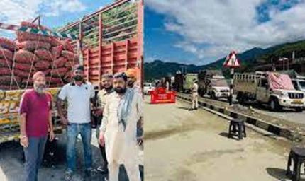 चंडीगढ़-मनाली हाईवे जाम: सैकड़ों ट्रक फंसे, फल-सब्जियां सड़ने लगीं