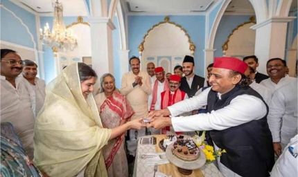 अखिलेश यादव ने दिया खास तोहफा, 100 रुपए पाकर शरमा गईं सपा सांसद इकरा हसन