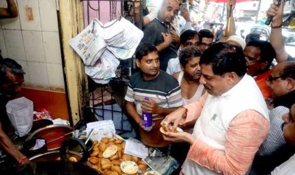 मुख्यमंत्री डॉ. यादव ने उज्जैन की प्रसिद्ध श्री सांवरिया कचोरी का लिया स्वाद