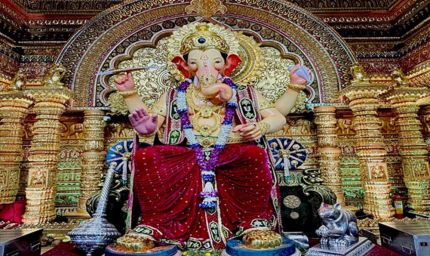 91 सालों से भक्तों की आस्था का केंद्र, लालबागचा राजा के दर्शन को उमड़ रही भीड़