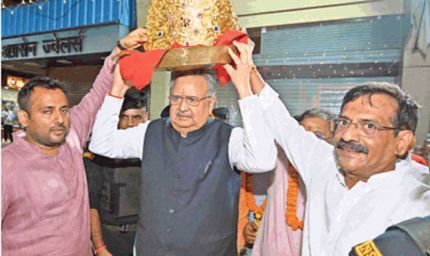 अनूठी थीम वाले पंडाल में विराजे गणपति, 75 लाख का स्वर्ण मुकुट बना आकर्षण