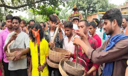ऋषि पंचमी पर अनोखी परंपरा: सांपों की शोभायात्रा निकाली गई गांव में