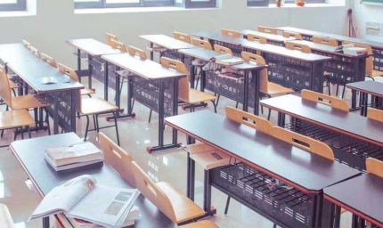 महोदय, शिक्षिका 12 बजे स्कूल आती हैं और दो बजे घर लौट जाती हैं