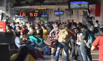 रेलवे की नई व्यवस्था फेल: टिकट देने वाले टीटीई नदारद, यात्रियों को करना पड़ा इंतज़ार