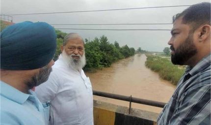 अंबाला में टांगरी नदी उफान पर, मंत्री अनिल विज मौके पर पहुंचे, NDRF और कश्तियों की मदद