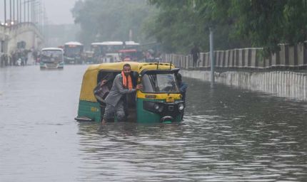 दिल्ली-NCR में बारिश से हाहाकार: उड़ानें लेट, सड़कों पर जलभराव से ट्रैफिक जाम