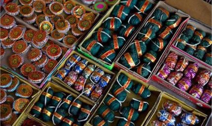 मेरठ-नोएडा समेत यूपी के 8 जिलों में पटाखों पर सख्त बैन, उल्लंघन पर जेल और भारी जुर्माना