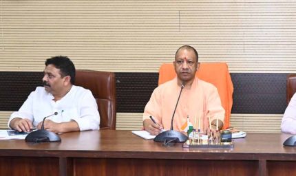 बाढ़ पीड़ितों को प्राथमिकता पर राहत सामग्री उपलब्ध कराई जाए-योगी आदित्यनाथ