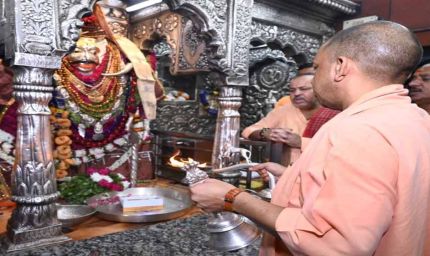मुख्यमंत्री ने काशी विश्वनाथ और काल भैरव के किए दर्शन-पूजन