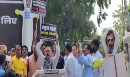 कांग्रेस दफ्तर के बाहर भाजपा का हंगामा, पीएम मोदी से जुड़े बयान पर माफी की मांग