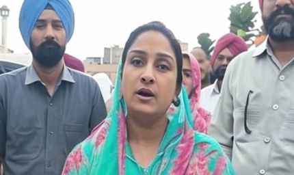 हरसिमरत कौर बादल ने सचखंड श्री हरमंदिर साहिब में टेका मत्था, बाढ़ को लेकर जताई चिंता