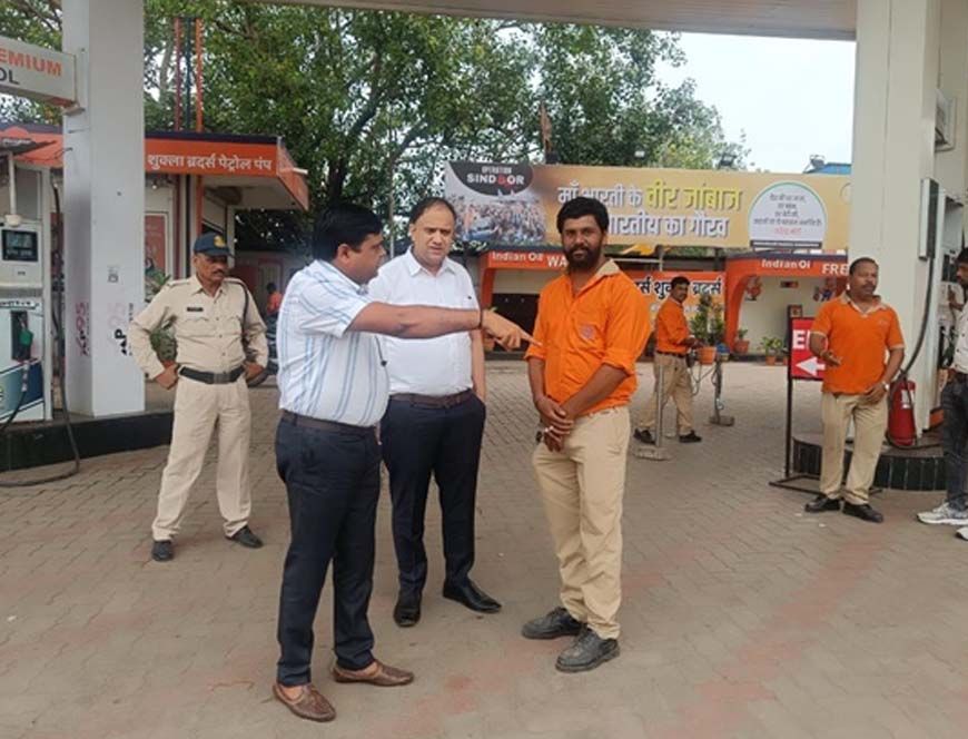 विधायक के परिजनों के पेट्रोल पंप पर नियमों की अनदेखी, बिना हेलमेट मिल रहा था पेट्रोल – प्रशासन ने दी चेतावनी