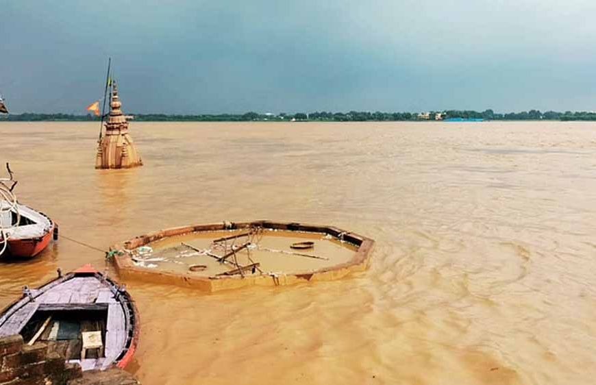 काशी में गंगा चेतावनी बिंदु पार, मणिकर्णिका घाट पर शवों की कतारें