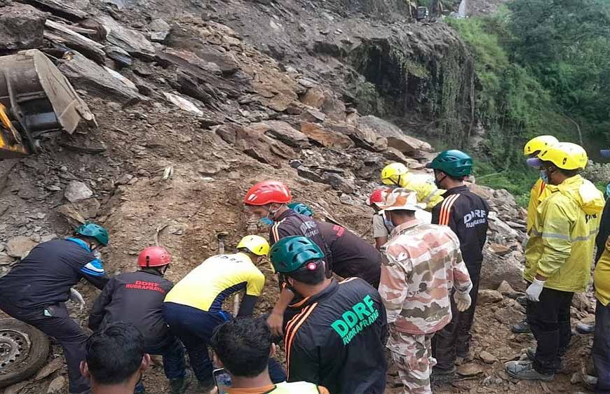 तीसरे दिन भी बंद रहा रुद्रप्रयाग-गौरीकुंड हाईवे, मलबा हटाने में जुटी टीमें