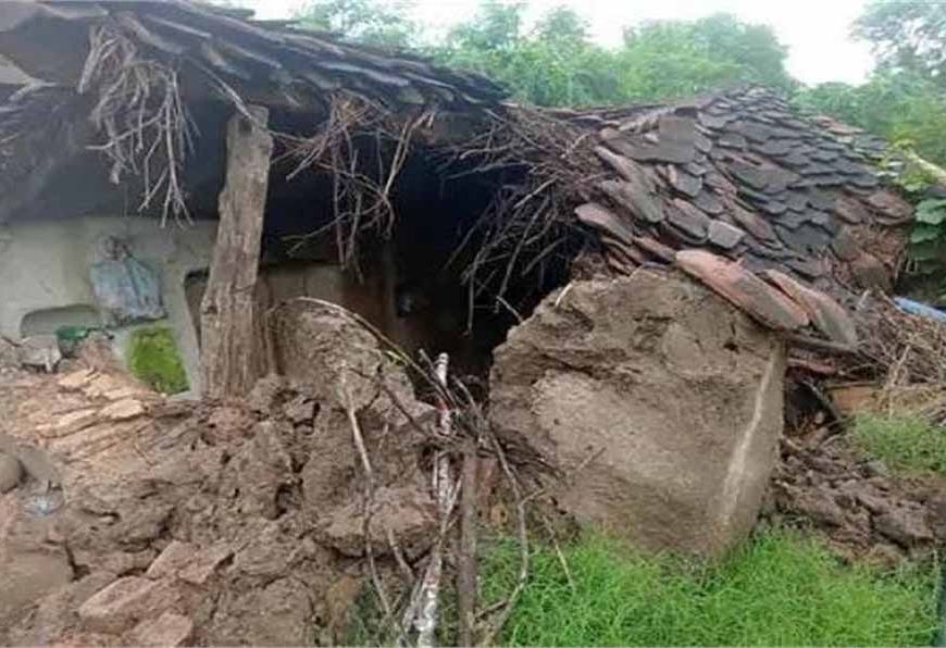 दुमका में भारी बारिश का कहर: मकान ढहने से मासूम की मौत, बहन घायल