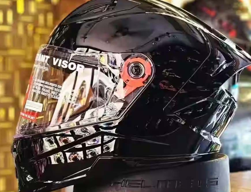 इंदौर में चला ‘जुगाड़ मॉडल’ – 10-15 रुपये में किराए पर मिल रहा हेलमेट, चालान से बचने की तरकीब