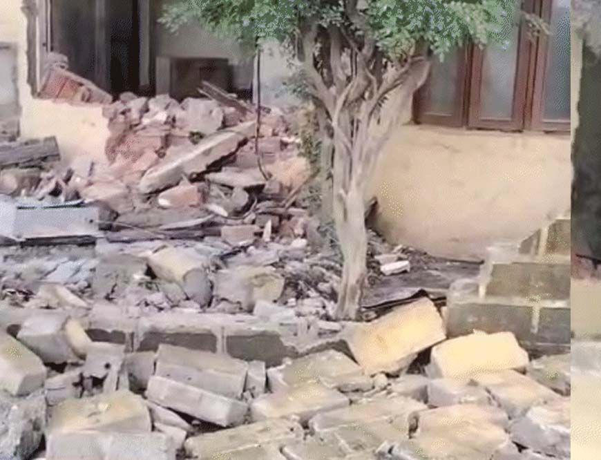 भोपाल में महिला IAS अफसर के घर पर हमला, जेसीबी लेकर पहुंचे 40 गुंडे, दीवार तोड़ी और चेयर लगाकर बैठे