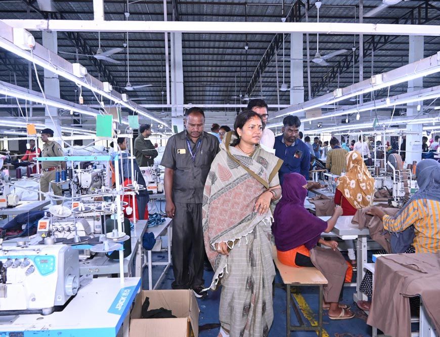 मंत्री श्रीमती लक्ष्मी राजवाड़े ने शबरी एंपोरियम, और गारमेंट फैक्ट्री का किया अवलोकन