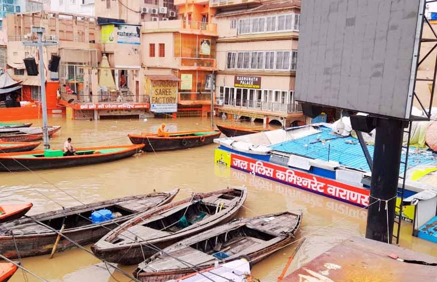 गंगा का रौद्र रूप: विश्वनाथ मंदिर की सीढ़ियों को डुबोया, अस्सी घाट पर सड़क तक पहुँचा पानी