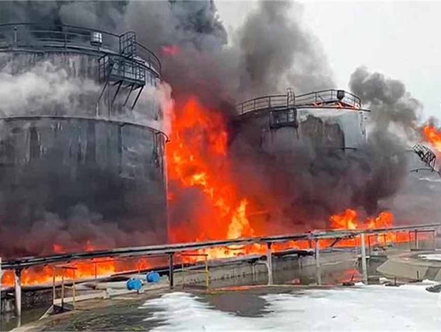 यूक्रेनी ड्रोन हमले से रूसी तेल डिपो में भीषण आग, जवाब में रूस ने बरसाए 76 ड्रोन और 7 मिसाइलें